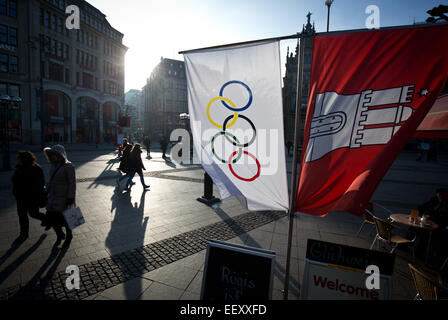 Hamburg, Deutschland. 23. Januar 2015. Fahnen mit den Olympischen Ringen und das Emblem von Hamburg auf Welle vor einem Café auf dem Rathausplatz in Hamburg, Germany, 23. Januar 2015. Am 21. März 2015 wird der Deutsche Olympische Sportverband entscheiden, ob Hamburg oder Berlin beim internationalen Wettbewerb für die Olympischen Sommerspiele im Jahr 2024 beitreten. Foto: CHRISTIAN CHARISIUS/Dpa/Alamy Live News Stockfoto