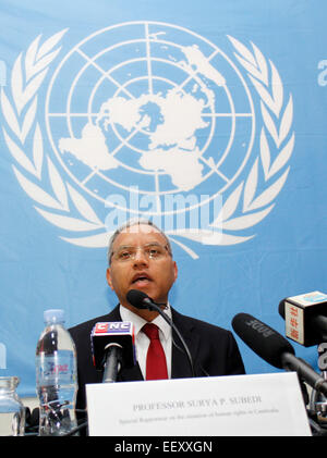 Phnom Penh, Kambodscha. 23. Januar 2015. Surya P. Subedi, UN-Sonderberichterstatter zur Lage der Menschenrechte in Kambodscha, spricht während einer Pressekonferenz in Phnom Penh, Kambodscha, 23. Januar 2015. SUBEDI am Freitag begrüßte die Fortschritte bei der Demokratie und der Rechtsstaatlichkeit in Kambodscha in den vergangenen sechs Jahren, aber mehr Arbeit muss getan werden, sagte. © Sovannara/Xinhua/Alamy Live-Nachrichten Stockfoto