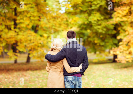 paar im Herbst Park von hinten umarmt Stockfoto