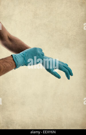 Hände mit blauen Handschuhen Stockfoto