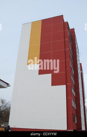 bauen Sie hoch von neun Stockwerken mit unterschiedlichen Farben bemalt Fahrspuren an Wand Stockfoto