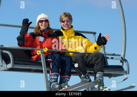 Paar auf Ski-Hügel Reiten Sessellift Stockfoto