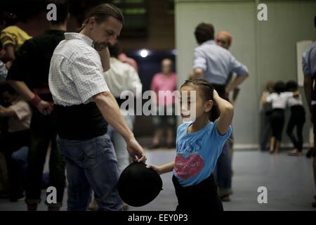 (150123) - BARCELONA, 23. Januar 2015 (Xinhua)--Andreu (L) Jana verleiht den Helm während einer Trainingseinheit von menschlichen Hochhaus in Barcelona, Spanien, am 6. September 2014. Jana ist ein 8 Jahre altes Kind aus China. Sie wurde adoptiert als sie eineinhalb Jahre alt, von einem spanischen Ehepaar, Andreu und Thais war, und zog nach Barcelona. Vor einem Jahr beschlossen, dass Jana die lokale menschliche Turm Team Castellers de Sants. Jana ist derzeit der Star des Teams. Sie ist derjenige, der die menschliche Turm montiert.  (Xinhua/Pau Barrena) Stockfoto