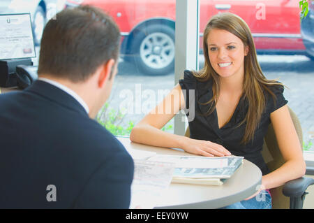 Frau im Büro im Autohaus Stockfoto