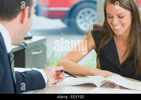 Frau im Büro im Autohaus Stockfoto