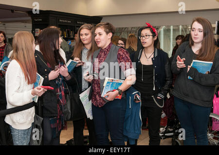 Birmingham, West Midlands, England, UK. 23. Januar 2015. Grace Helbig Signierstunde für NYTimess #1 Bestseller "Grace's Guide", bei Waterstone, Birmingham heute.  Gnade ist eine amerikanische Autorin, Schauspielerin, Comedian und YouTube Persönlichkeit, die signierte Bücher und hatte Selfies, Fotos/Videos, die mit den Fans bei der heutigen Veranstaltung. Sie ist die Host und Creatorof der "it'sGrace-YouTube-Kanal Credit: Malcolm Brice/Alamy Live News Stockfoto