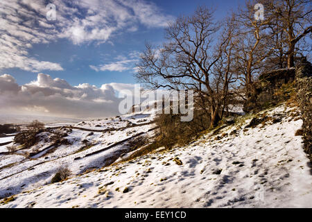 Schnee auf den Norber Plateau, mit Blick auf das Dorf Austwick, Yorkshire Dales National Park, Großbritannien Stockfoto