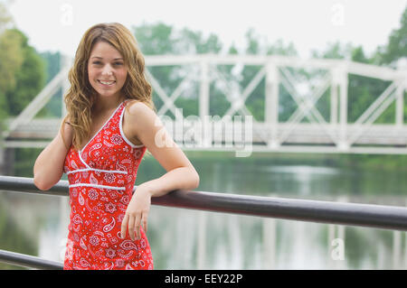 Junge Frau stand im Freien in der Nähe einer Brücke Stockfoto