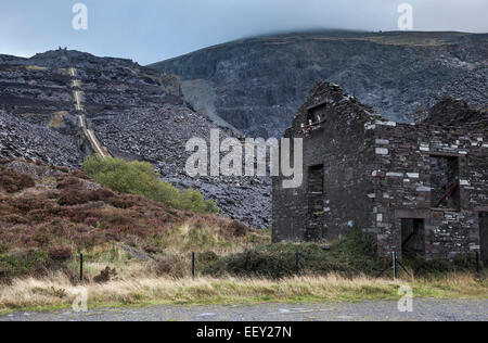 Verlassene Ruinen im Dinorwig Steinbruch in Llanberis, Nordwales. Stockfoto