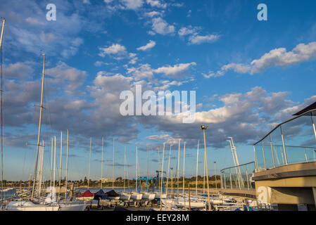 Yacht Marina Sandringham Yacht Club Victoria Sonnenuntergang Dämmerung Sommer rosa orangefarbenen Himmel großen blauen Himmel Meer pier Stockfoto