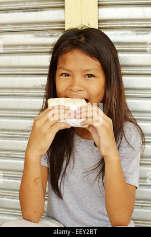 Arme Obdachlose Mädchen glücklich mit einem sandwich Stockfoto