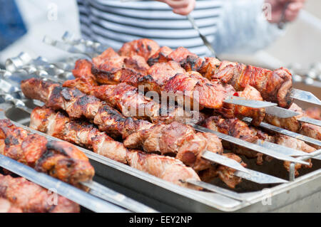 Saftige Scheiben von Fleisch mit Soße zubereiten. Gebratenes Fleisch. Stockfoto