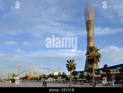 Doha, Katar. 20. Januar 2015. Der Chalifa International Stadium (im Bild links während der Vorbereitungen für die FIFA WM 2022) in sportlichen komplexen Aspire Zone in Al Waab Bezirk von Doha, Katar, 20. Januar 2015. Rechts im Bild ist Aspire Tower. © Peter Havlik/CTK Foto/Alamy Live-Nachrichten Stockfoto