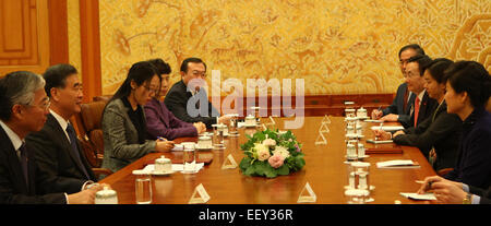 Seoul, Südkorea. 23. Januar 2015. Chinesischer Vize-Premier Wang Yang (2. L) trifft sich mit der südkoreanischen Präsidenten Park Geun-Hye (1. R) in Seoul, Südkorea, 23. Januar 2015. © Yao Qilin/Xinhua/Alamy Live-Nachrichten Stockfoto