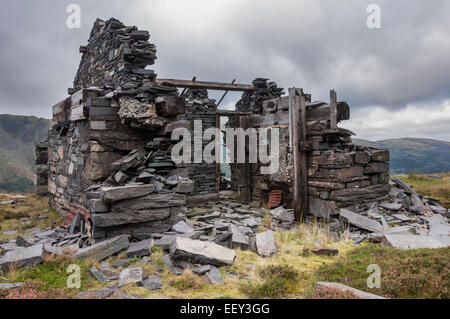 Ruiniert Gebäude im Dinorwig Steinbruch eine verlassene Schieferbergwerk in Llanberis in Nord-Wales. Stockfoto