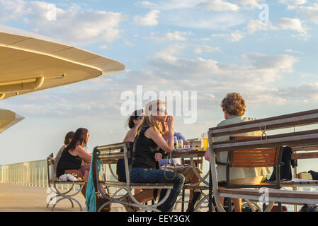 Familientreffen soziale junge Erwachsene mit Mutter Sommer outdoor-Ambiente essen, trinken, feiern, genießen Sommer Abendsonne Stockfoto