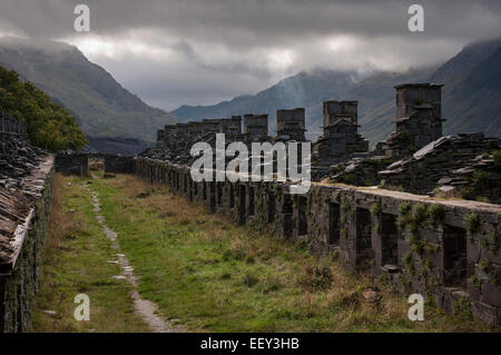 Anglesey barracks in Dinorwig Steinbruch. Stimmungsvolle Aufnahme dieser Schiefer gebaut Ruinen, die einst für Gehäuse Arbeiter an die Schiefer-Steinbrüche. Stockfoto