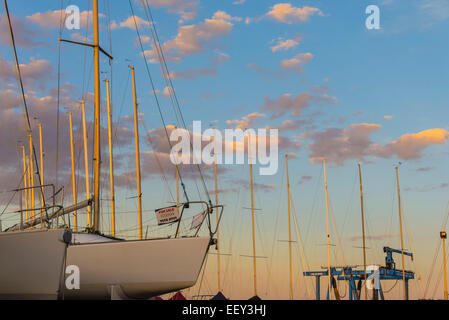 Yacht Marina Sandringham Yacht Club Victoria Sonnenuntergang Dämmerung Sommer rosa orangefarbenen Himmel großen blauen Himmel Meer pier Stockfoto