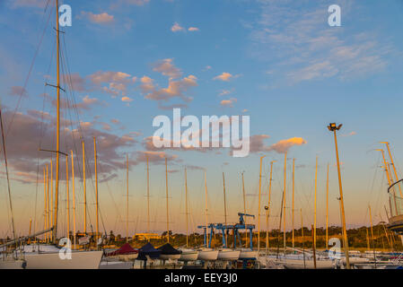 Yacht Marina Sandringham Yacht Club Victoria Sonnenuntergang Dämmerung Sommer rosa orangefarbenen Himmel großen blauen Himmel Meer pier Stockfoto