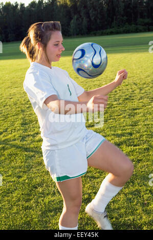 Mädchen spielen Fußball Stockfoto