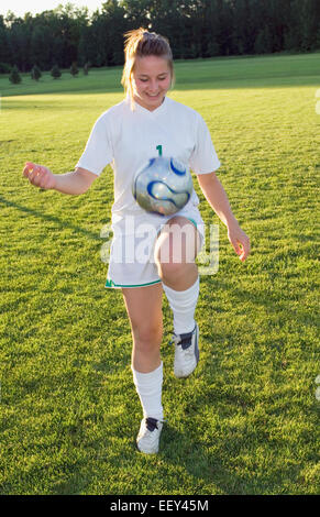 Mädchen spielen Fußball Stockfoto