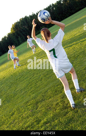 Mädchen spielen Fußball Stockfoto