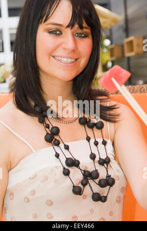 Eine junge Frau in einem Sushirestaurant auf der Terrasse Stockfoto