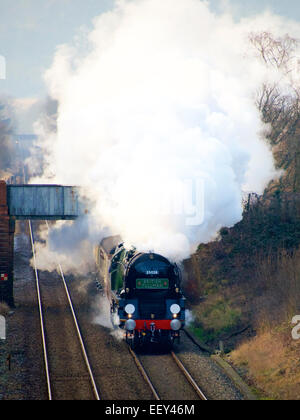 Reigate, Surrey. Freitag, 23. Januar 2015. Die Belmond British Pullman Express Steam Locomotive BR (S) Handelsmarine Clan Line Klasse 4-6-2 Nr. 35028 rast durch die Surrey Hills, 1503hrs Freitag, 23. Januar 2015 auf dem Weg nach London Victoria. Credit: Foto von Lindsay Constable / Alamy Live News Stockfoto