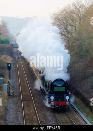 Reigate, Surrey. Freitag, 23. Januar 2015. Die Belmond British Pullman Express Steam Locomotive BR (S) Handelsmarine Clan Line Klasse 4-6-2 Nr. 35028 rast durch die Surrey Hills, 1503hrs Freitag, 23. Januar 2015 auf dem Weg nach London Victoria. Credit: Foto von Lindsay Constable / Alamy Live News Stockfoto