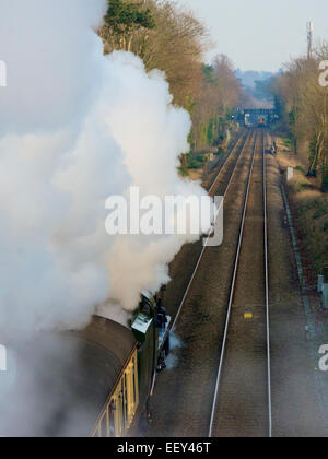 Reigate, Surrey. Freitag, 23. Januar 2015. Die Belmond British Pullman Express Steam Locomotive BR (S) Handelsmarine Clan Line Klasse 4-6-2 Nr. 35028 rast durch die Surrey Hills, 1503hrs Freitag, 23. Januar 2015 auf dem Weg nach London Victoria. Credit: Foto von Lindsay Constable / Alamy Live News Stockfoto