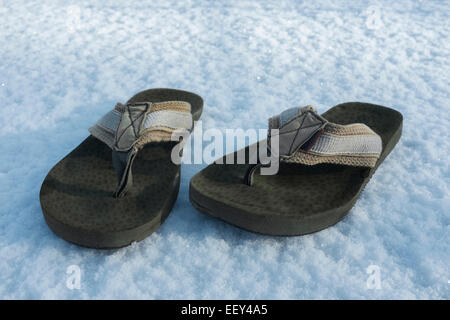 Flipflops im Schnee. Stockfoto