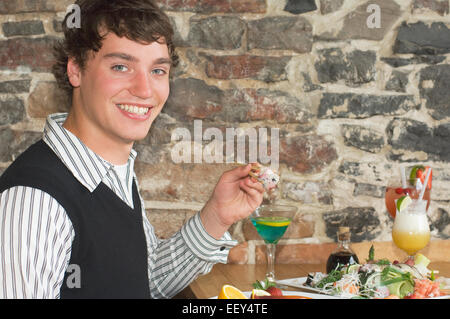 Ein junger Mann in einem Sushirestaurant Stockfoto