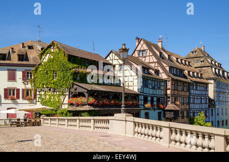 Straßburg, Frankreich, Europa - Altbauten und Restaurant mit Blumen im Viertel Petite France Stockfoto