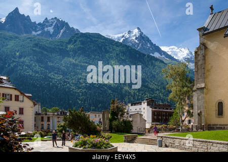 Aiguille du Midi und Mont Blanc Berge von Chamonix Stadt-Zentrum, Französische Alpen, Frankreich im Sommer Stockfoto