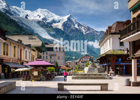 Zentrum von Chamonix, Alpen, Frankreich, Europa mit Mont Blanc hinter im Sommer Stockfoto