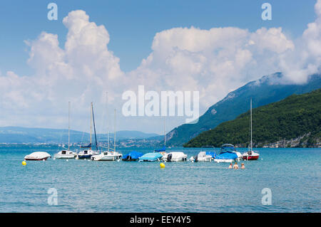 Boote und Schwimmer am Lac d ' Annecy, Haute-Savoie, Frankreich, Europa Stockfoto