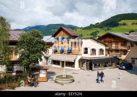 Menschen, die einen Spaziergang im Sommer die Altstadt von Megève, eine modische Skigebiet in Haute-Savoie, Frankreich, Europa Stockfoto