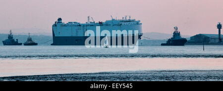 AJAXNETPHOTO. 22. JANUAR 2015. SOLENT, ENGLAND. -AUTO-TRANSPORTER-BERGUNG - DIE DEUTSCHE BESITZ HOEGH OSAKA ABGESCHLEPPT NACH SOUTHAMPTON SEINE BEWUSSTE ERDUNG IM ANSCHLUSS AN DIE BRAMBLE BANK AM ABEND DES 3. JANUAR 2015 NACH KURZ NACH DER ABFAHRT HAFEN INSTABIL. FOTO: STEVE FOULKES/AJAX REF: DSF152201 9810 Stockfoto