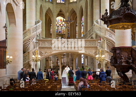 Trauung im Inneren Eglise Saint Etienne du-Mont, Quartier Latin, Paris Frankreich Stockfoto