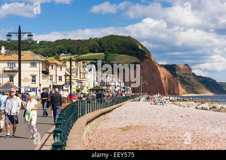 Sidmouth, East Devon, England, UK - Promenade, Strand und roten Klippen im Sommer Stockfoto