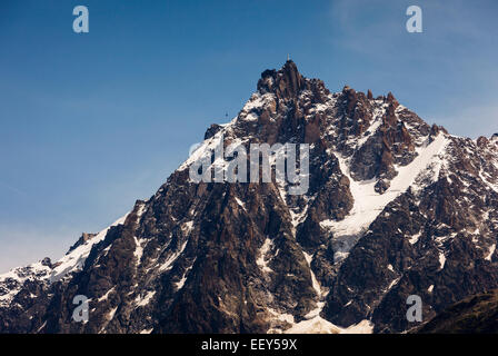 Aiguille du Midi Gipfel mit Seilbahn und Station über Chamonix, Rhône-Alpes, Haute-Savoie, Frankreich, Europa Stockfoto