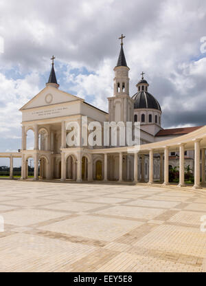 Eingang und Platz der Basilika von der Unbefleckten Empfängnis der Jungfrau Maria in Mongomo, Äquatorial Guinea in Westafrika Stockfoto