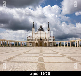 Die Basilika der Unbefleckten Empfängnis der Jungfrau Maria Kirche in Mongomo, Äquatorial-Guinea in Afrika Stockfoto