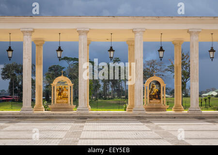 Stationen des Kreuzweges in der Basilika der Unbefleckten Empfängnis der Jungfrau Maria in Mongomo, Äquatorial-Guinea, Afrika Stockfoto