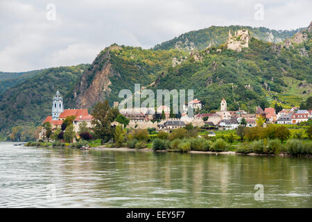 Reich verzierte Kirche, Höhenburg und Gebäude am Ufer der Donau in Dürnstein, Österreich Stockfoto