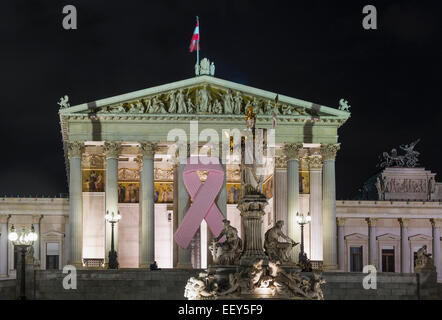 Österreichische Parlamentsgebäude mit rosa Krebs Band in Wien, Austria, Europe Stockfoto