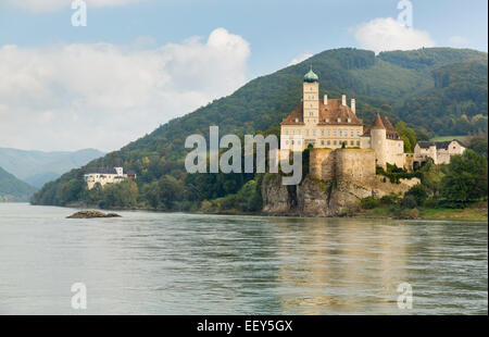 Schloss Schoenbuehel auf Felsen zu Tage tretenden auf der Seite der Donau in der Nähe von Melk, Österreich Stockfoto