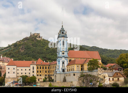 Dürnstein, Österreich - verzierten Kirche, Schloss und Gebäude am Ufer der Donau Stockfoto