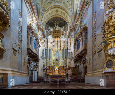 Wien, Altar und Innenraum der Pfarrkirche St. Peters in der Altstadt, Österreich Stockfoto