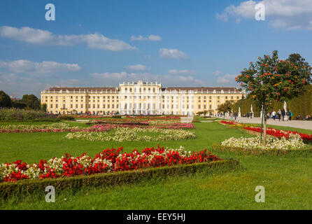 Außenseite des Schloss Schönbrunn in Wien, Österreich Stockfoto